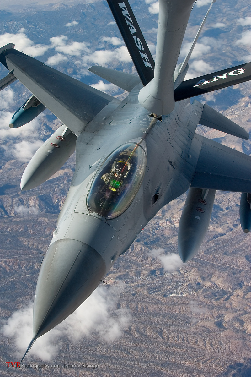 Illustration for article titled All These Jaw-Dropping Airplane Images Were Taken By This Flying Photog